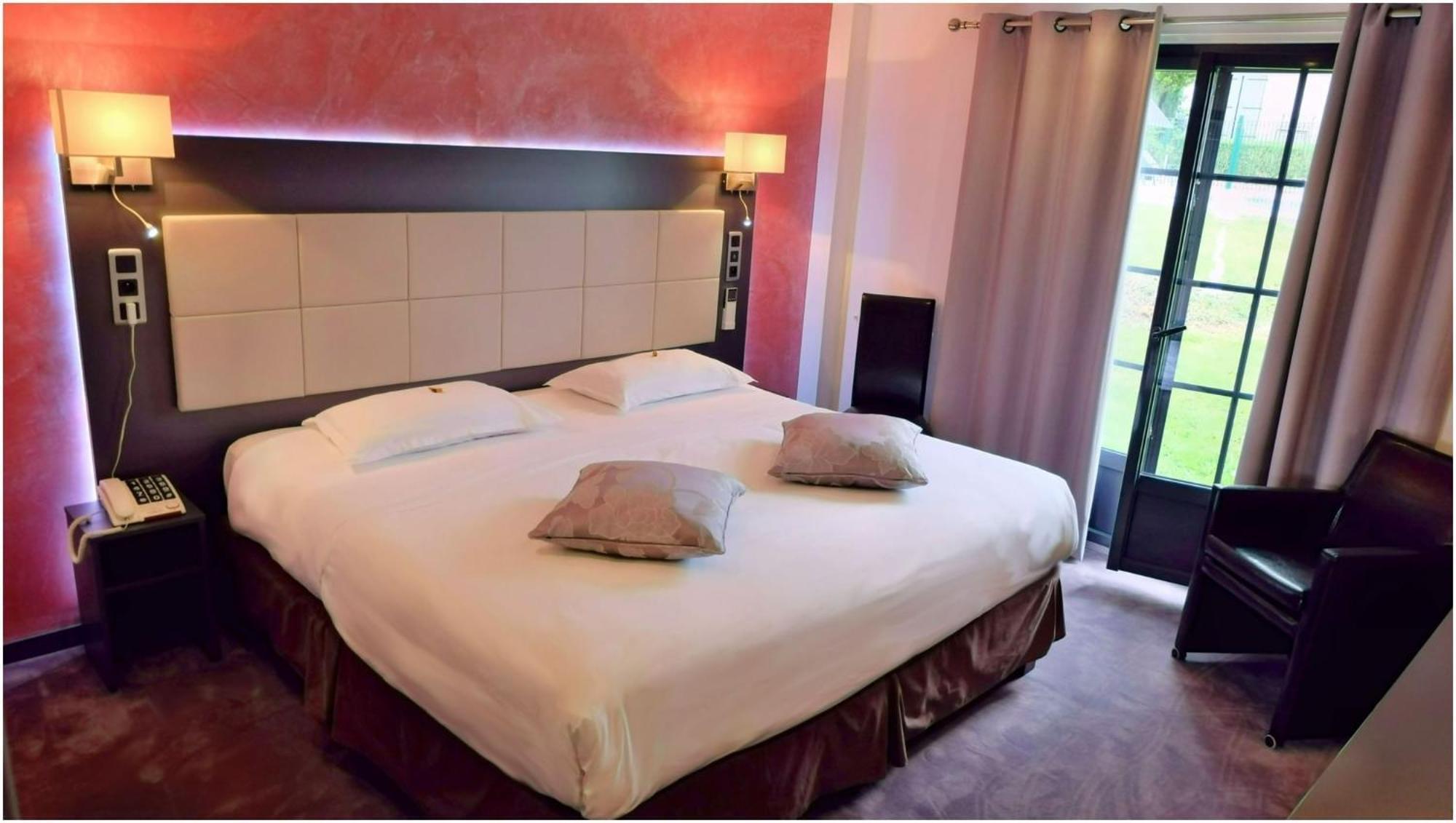 Hotel Restaurant Les Coquelicots, The Originals Relais Saint-Pardoux-l'Ortigier Luaran gambar