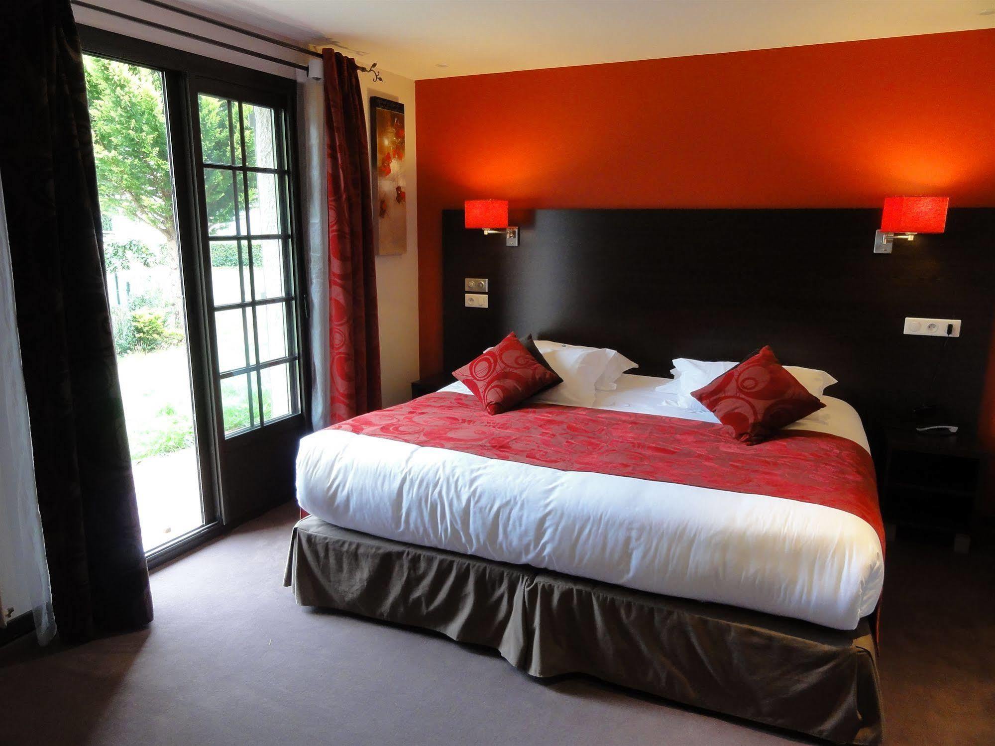 Hotel Restaurant Les Coquelicots, The Originals Relais Saint-Pardoux-l'Ortigier Bilik gambar